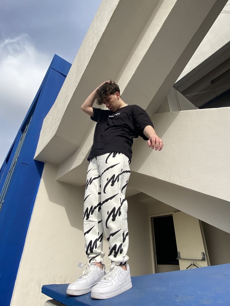 Baskılı Oversize Eşofman Beyaz Baskılı Oversize Eşofman Beyaz