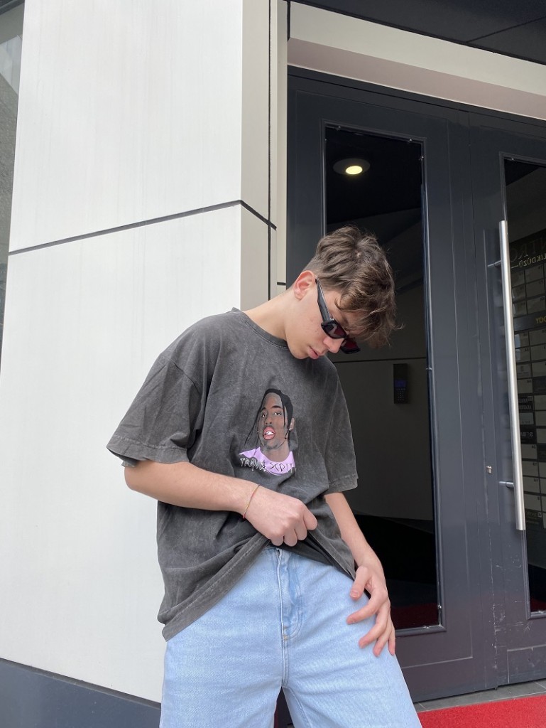 Travis Scott Baskılı Oversize Tişört Travis Scott Baskılı Oversize Tişört