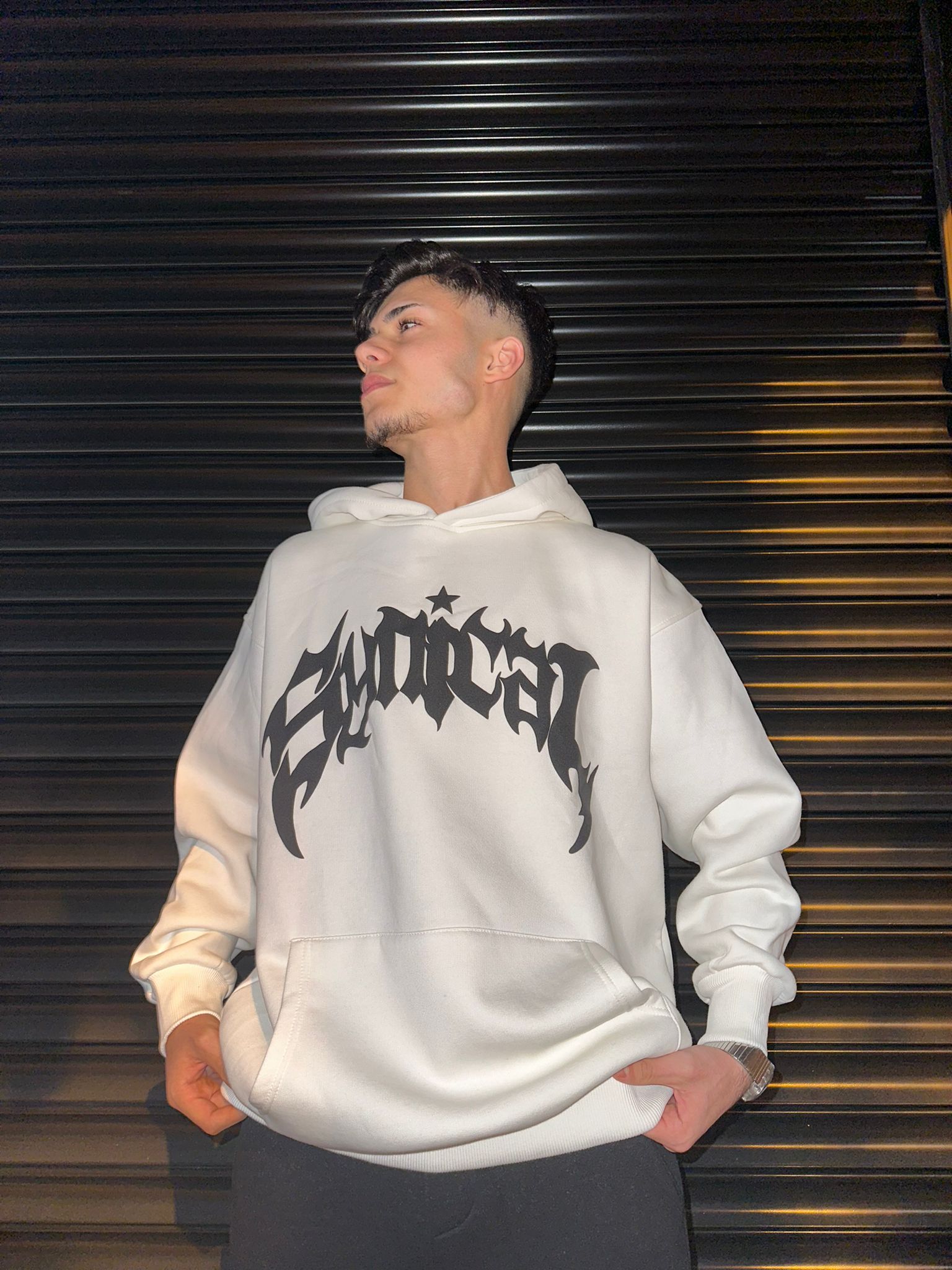 Kabartma Baskılı Arkası Taşlı Beyaz Oversize Hoodie Sweatshirt Kabartma Baskılı Arkası Taşlı Beyaz Oversize Hoodie Sweatshirt