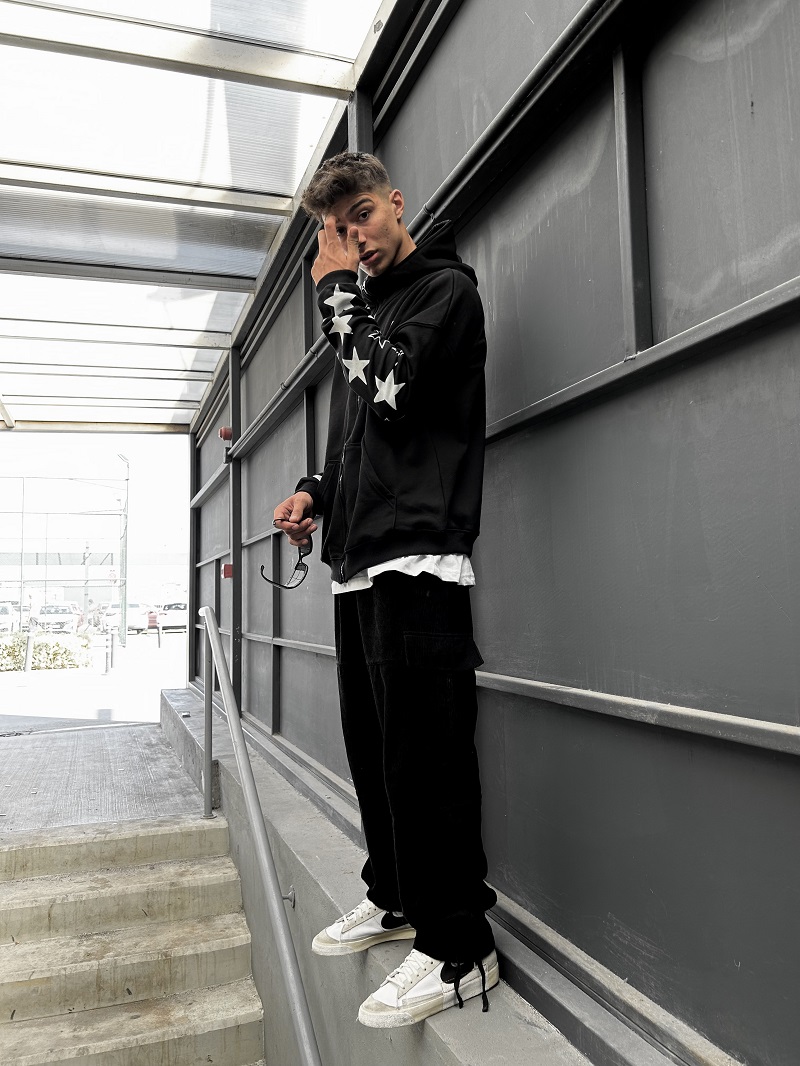 Kolları Yıldız Baskılı Siyah Oversize Zip Hırka Kolları Yıldız Baskılı Siyah Oversize Zip Hırka